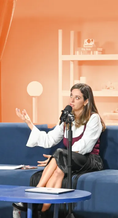 Mai Pistiner grabando el podcast