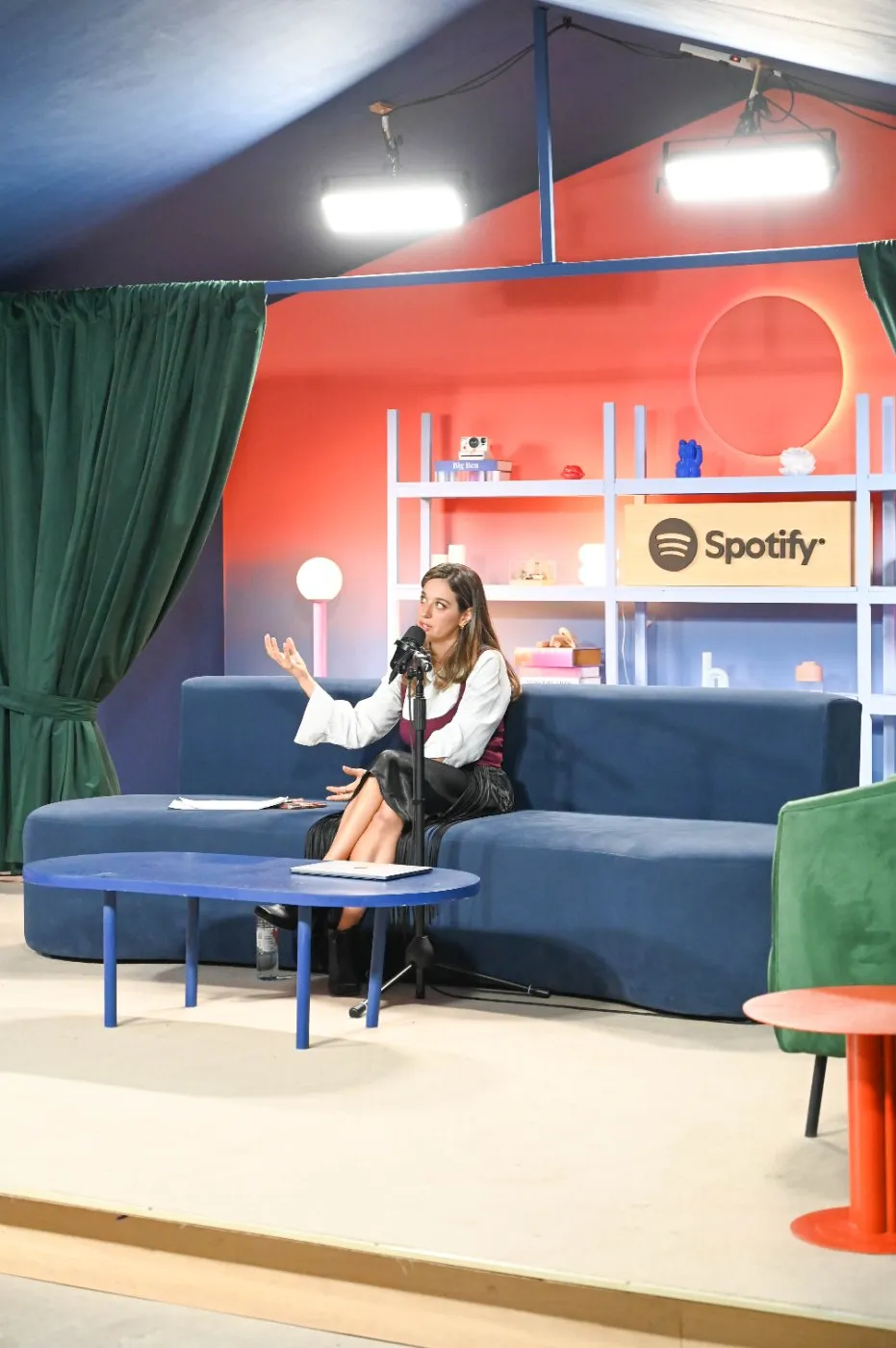 Mai Pistiner grabando un podcast